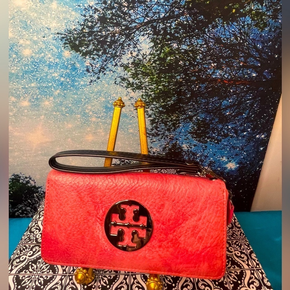 Tory Burch Pink Pebbled Leather Clutch Wallet with Logo Medallion and strap EUC